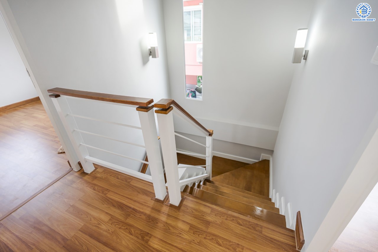 บ้านเดี่ยวมือสองนนทบุรี ม.ฮาบิเทีย ราชพฤกษ์-345 จากแบรนด์คุณภาพ Sansiri เนื้อที่ 50 ตร.ว. ฟังก์ชัน 3 ห้องนอน 2 ห้องน้ำ จอดรถได้ 2 คัน บนทำเลติดถนนใหญ่ 345 พร้อมเชื่อมสู่ราชพฤกษ์, แจ้งวัฒนะ และติวานนท์ ฯลฯ ได้อย่างรวดเร็ว ใกล้ทางด่วน "ศรีสมาน" และรายล้อมด้วยสิ่งอำนวยความสะดวกครบ